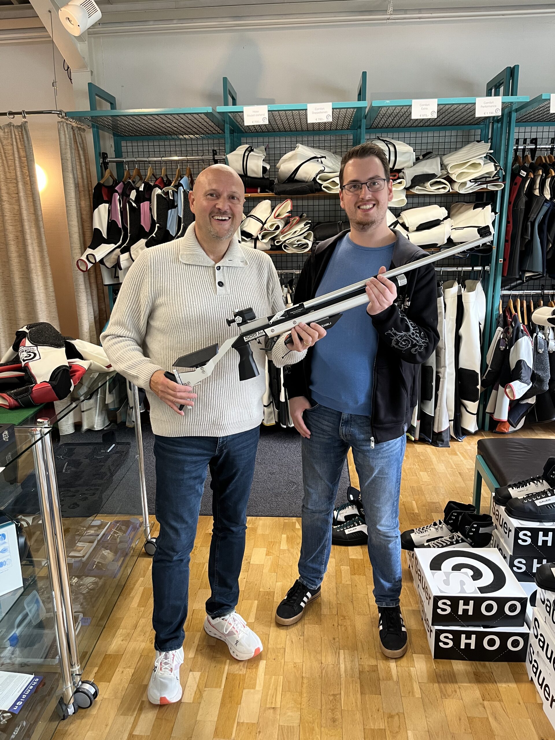 Firma Sauer Shooting-Sportswear überreicht uns eine neue Vereinswaffe